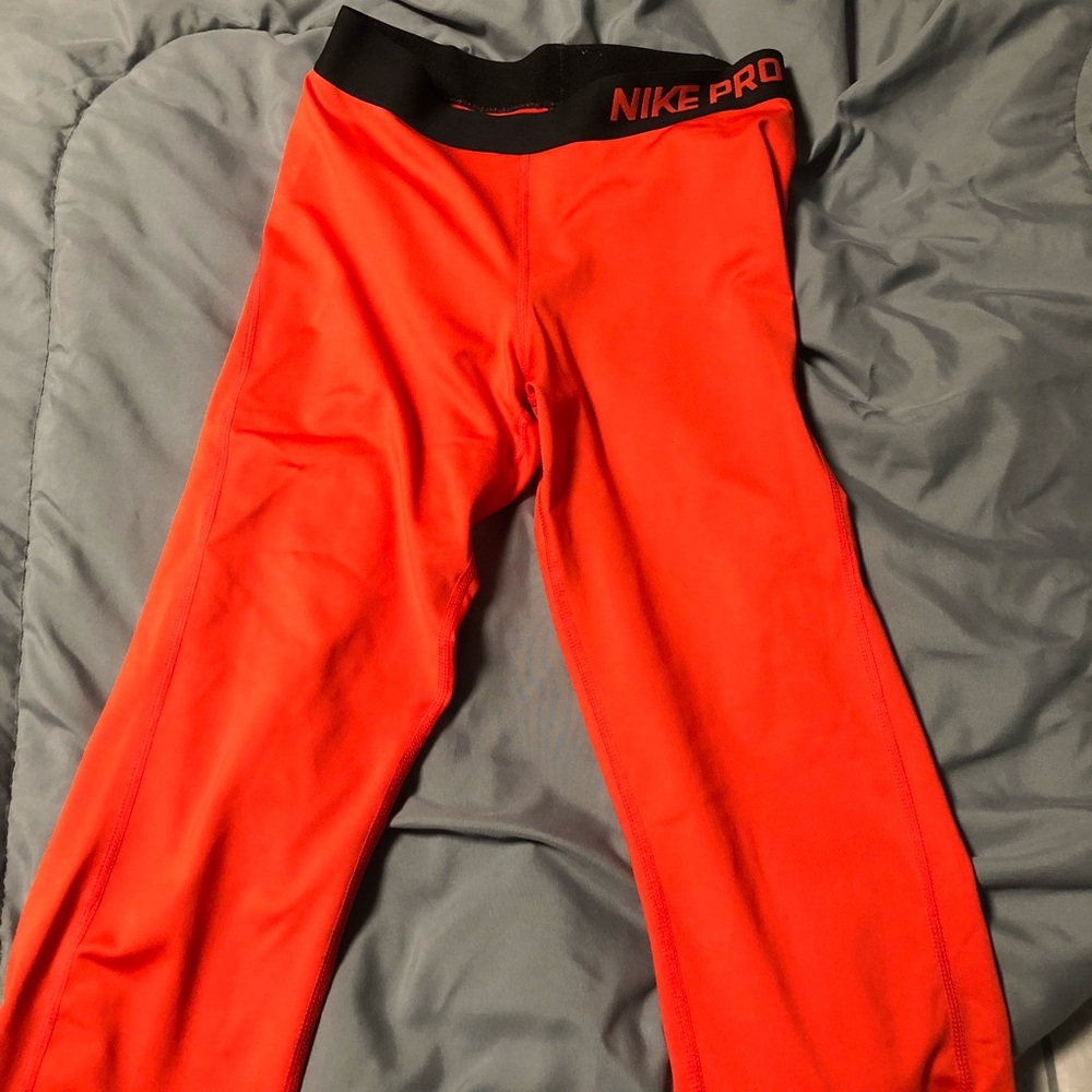 Nike pro crops